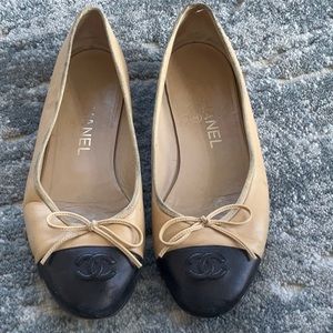 Chanel ballet flats in beige and black